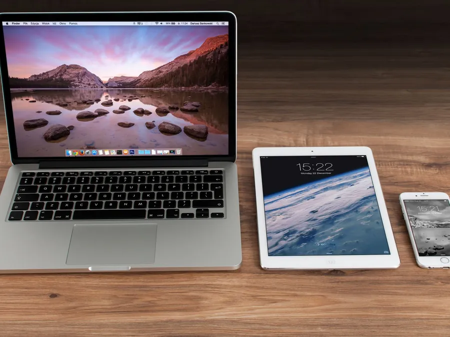 Ordinateur portable, tablette et smartphone posés sur un bureau