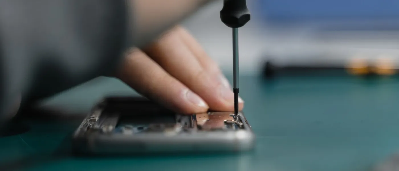 Technicien en train de reconditionner un smartphone