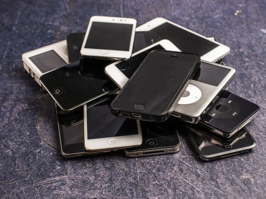 Lot de smartphones usagés en attente de traitement